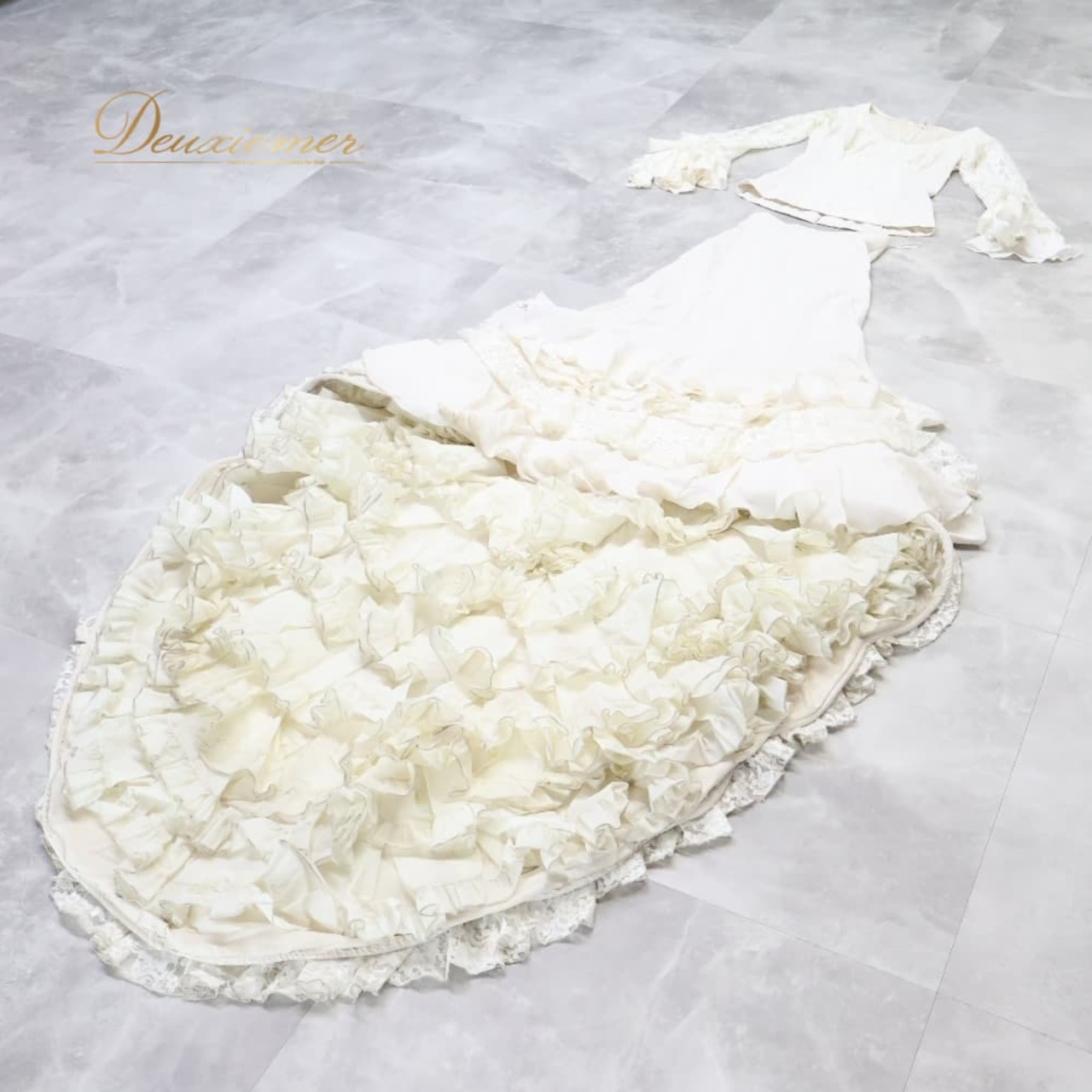 フラメンコ 衣装 バタデコーラ ツーピース セットアップ 上下セット ホワイト系 白 トップス ブラウス ファルダ スカート ボランテ フリル レース 上品 豪華 ダンス パーティ 発表会 レース装飾 エレガント 華やか ダンス衣装 発表会用 コスチューム ステージ衣装