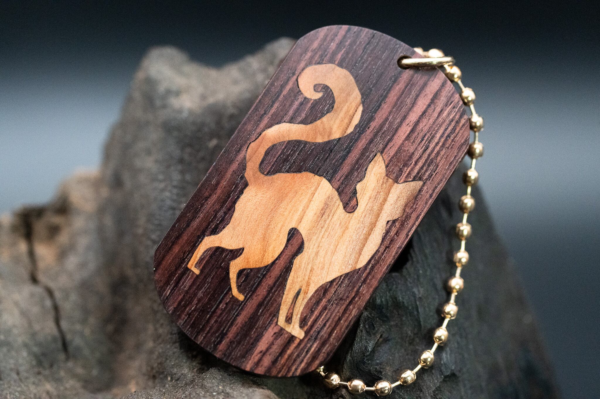 【王室御用達 】 キングウッド ドッグタグ 象嵌 探る視線