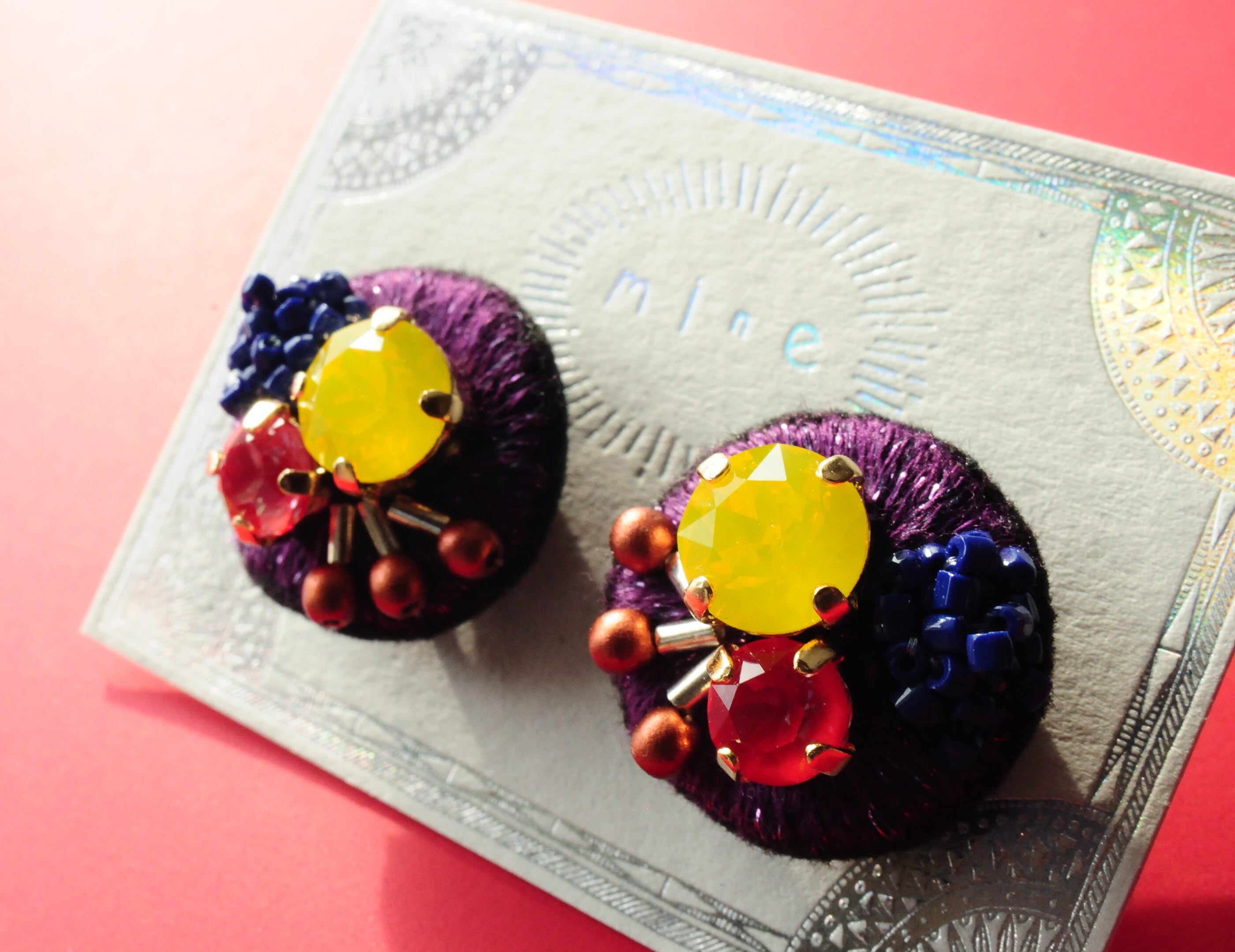 <Stella~遊び好きの星~>刺繍イヤリング「 ジュエルJewe/パープルブーケ 」/アレルギー対応パーツ変更可能