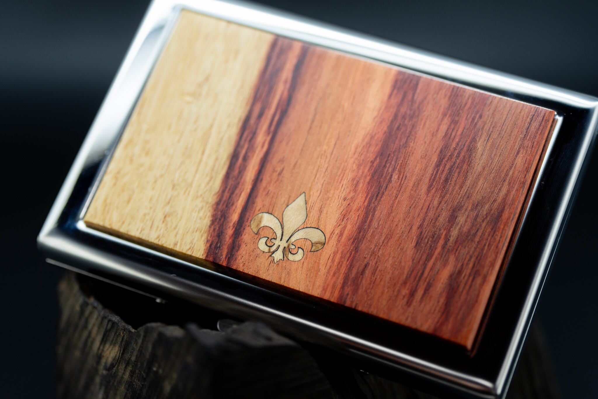 【 木材の女王】 チューリップウッド ツートン カードケース silver フルールドリス 象嵌