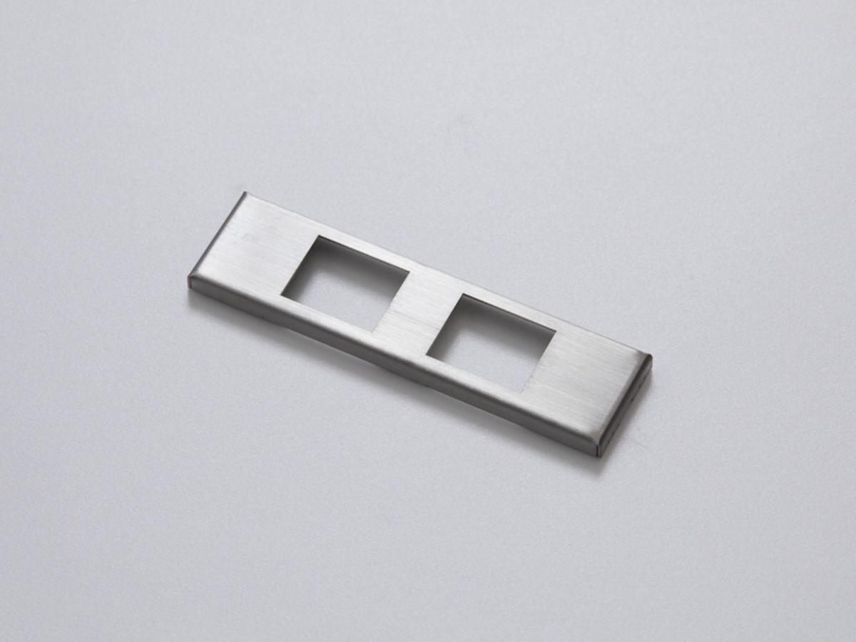 187 3 ステンレス家具plate ヘアライン 送料無料 コンセントカバー ステンレス ヘアライン加工 簡単付け替え アイアン家具 Baum 関西大阪 南大阪 オーダーアイアン家具の通販 ブルックリンスタイル インダストリアル