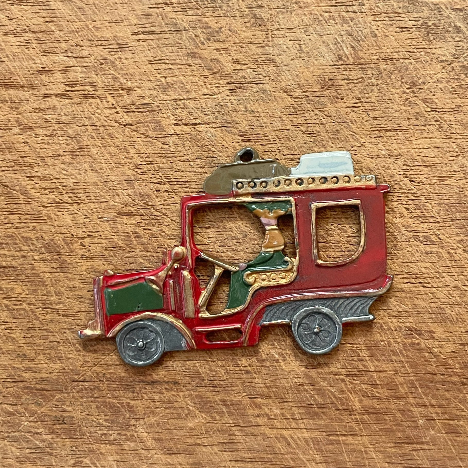 赤い車のオーナメント