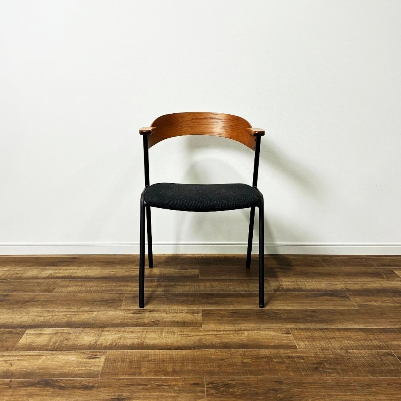 a.depeche danis short arm chair BR アデペシュ ダニス ショートアームチェア ブラウンアーム × チャコールモッシュブラック ダイニングチェア【中古】【200サイズ】
