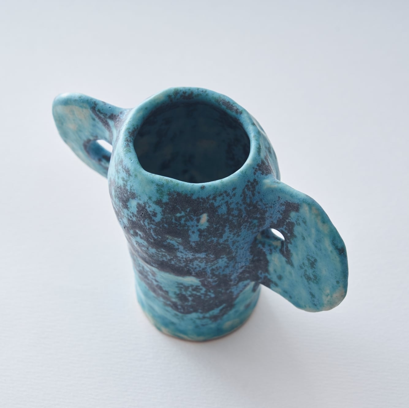 Satoko Kako / Blue with black dots vase | cafe&books bibliotheque