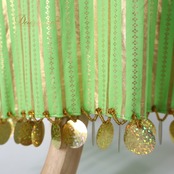 ベリーダンス 衣装 サイーディドレス グリーン系 ワンピース ドレス ヒップスカーフ ヘッドアクセサリー 頭飾り 黄緑 緑 金 ストライプ柄 スパンコール ビーズ 豪華 装飾 華やか バラディ キラキラ 煌びやか 3点 セット ストレッチ 伸縮 ゴールド系