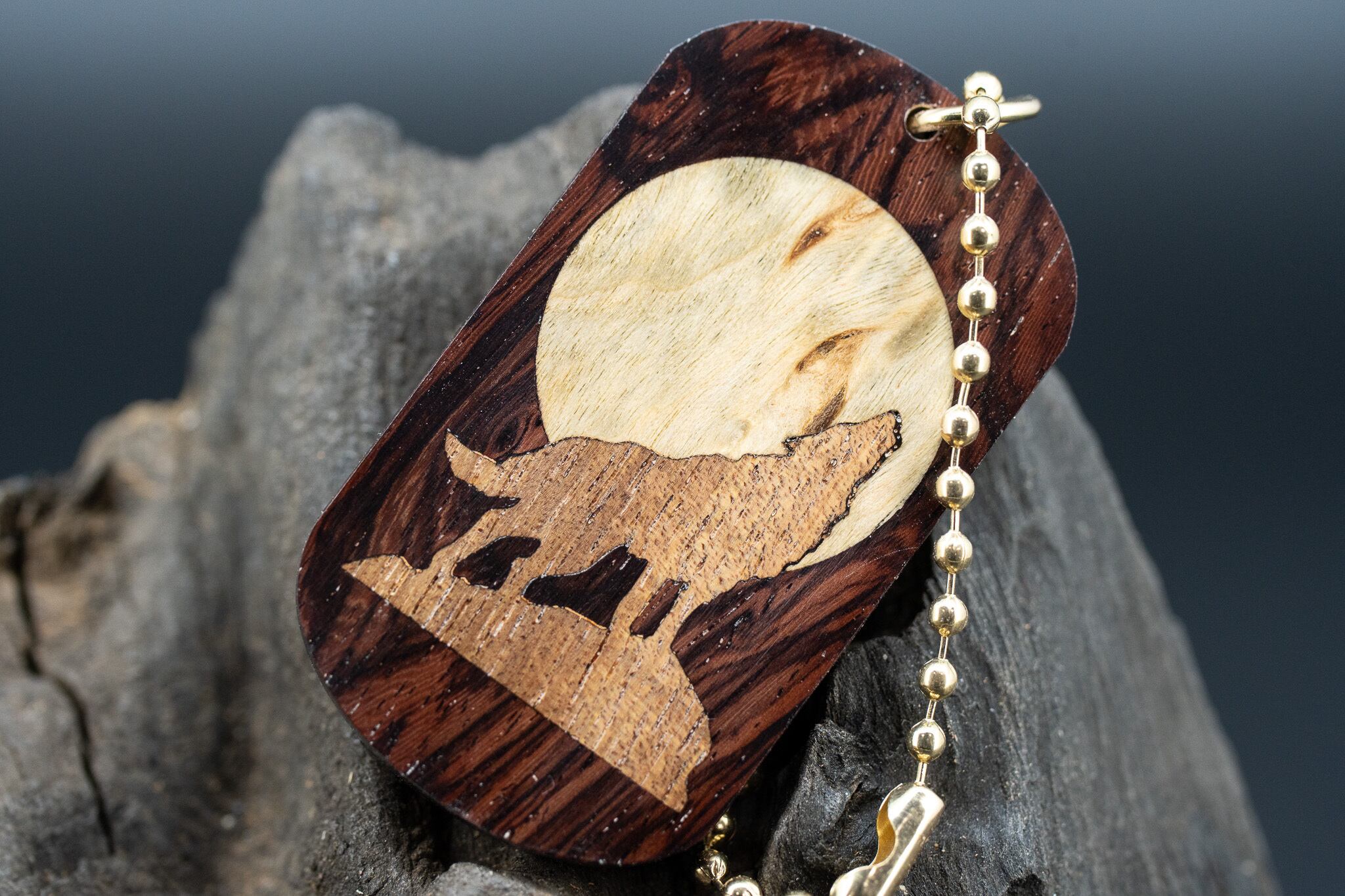 【東洋のローズウッド】 縞紫檀 ドッグタグ 象嵌 月と狼