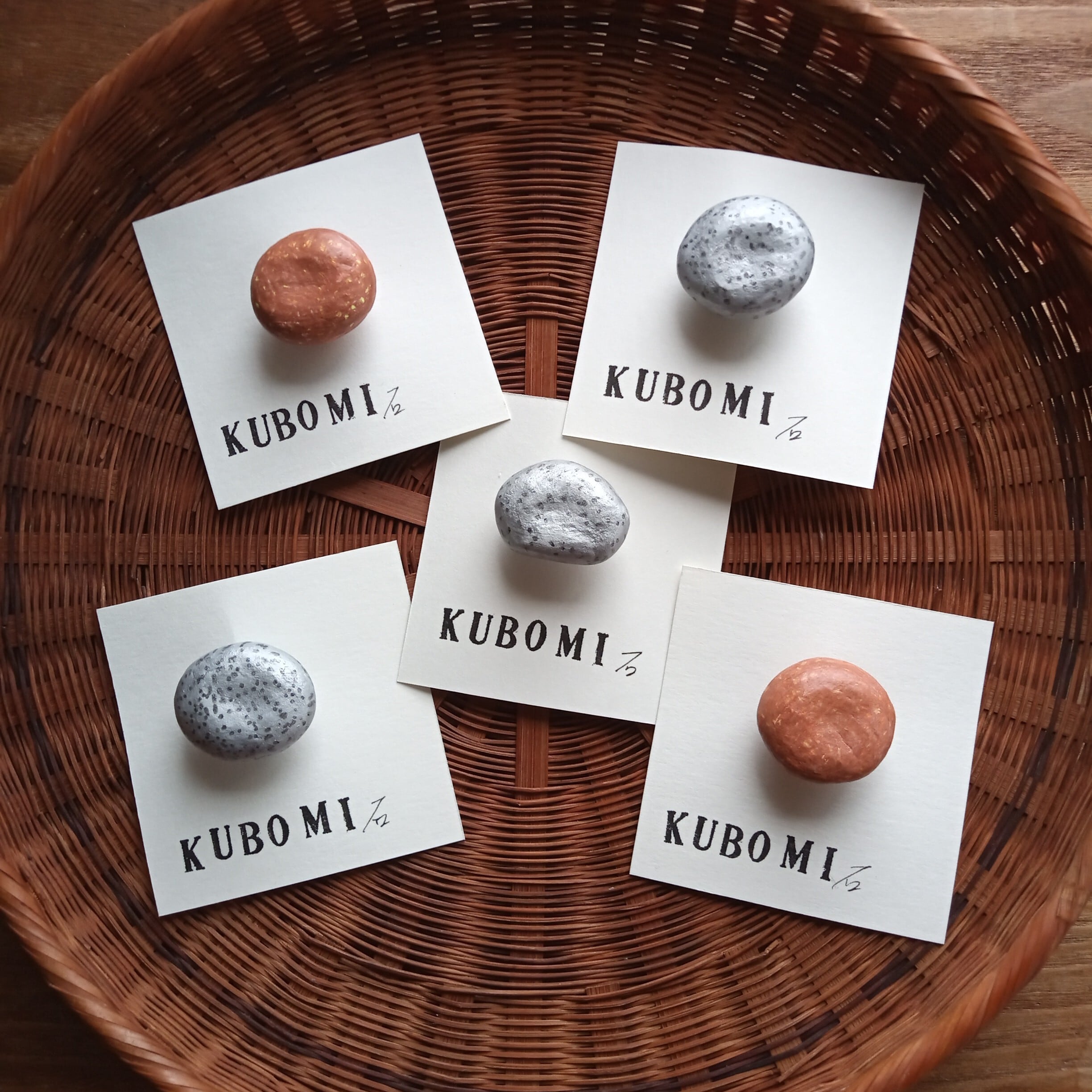 ブローチ くぼみ石 縄文石器 手描き 一点もの 石粉粘土 ブラウン