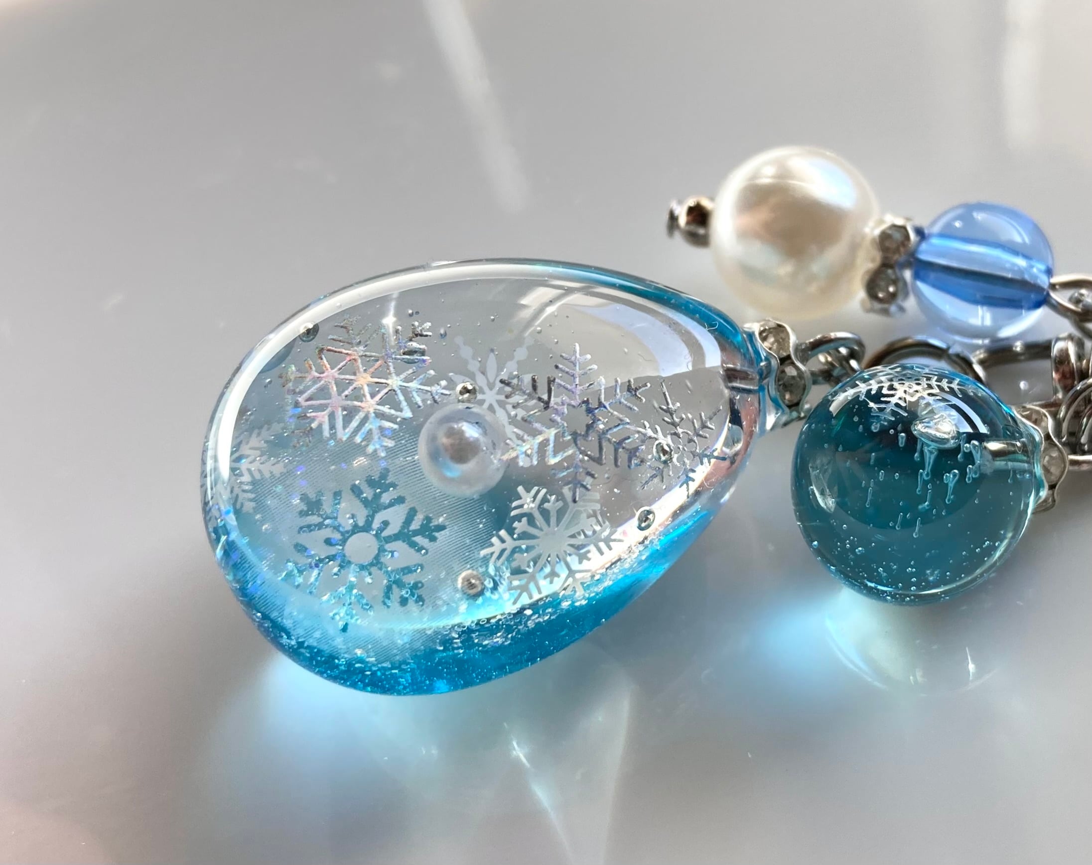 ぽってり雪バッグチャーム | みえのレジン