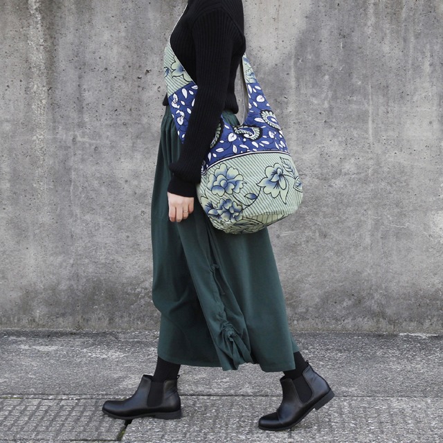 アフリカ布のショルダーバッグ（カンガ）大きめ 斜めがけ たすき掛け ヨガ ピラティス