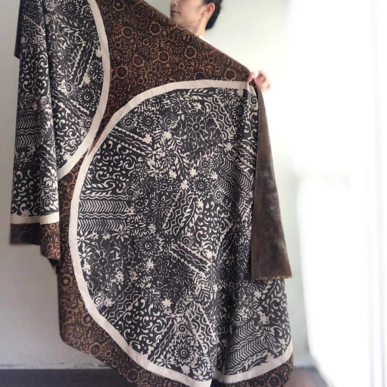 カット販売 | 丸ふたつ以上 | 送料860円《木版染め "pieces –ひとつ–" 茶色 / ヘビースラブコットン》110cm幅