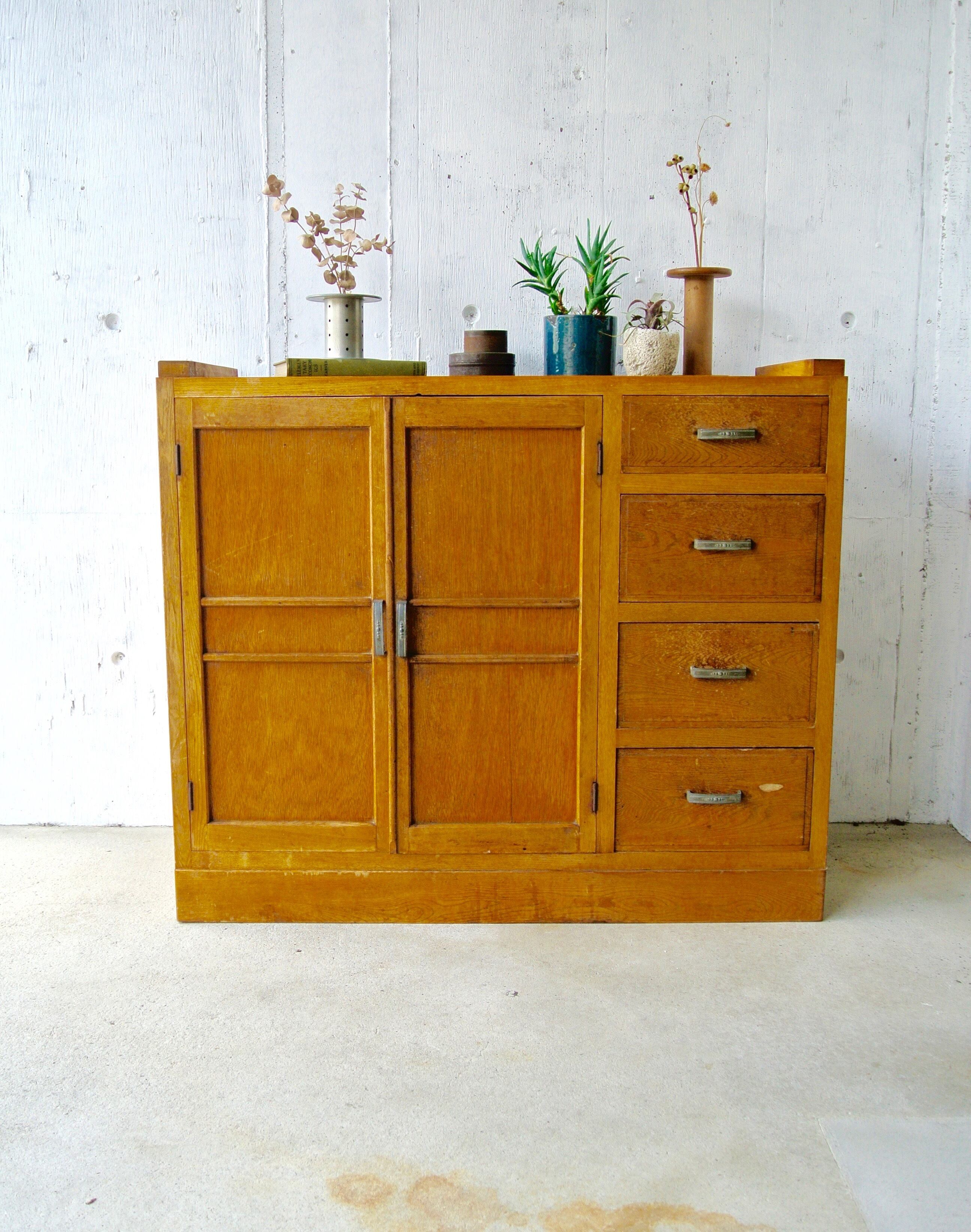 年代物 木製の収納棚 レトロな木味の収納棚［古家具］ |