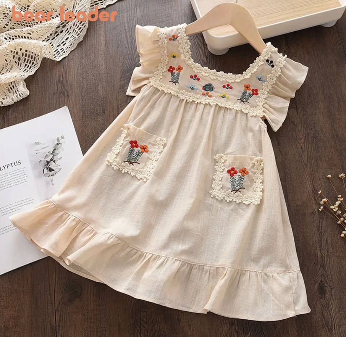 花柄の刺繍ワンピース