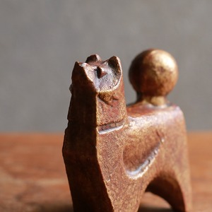 凛々しく立つ、ずっしりと力強い犬 1