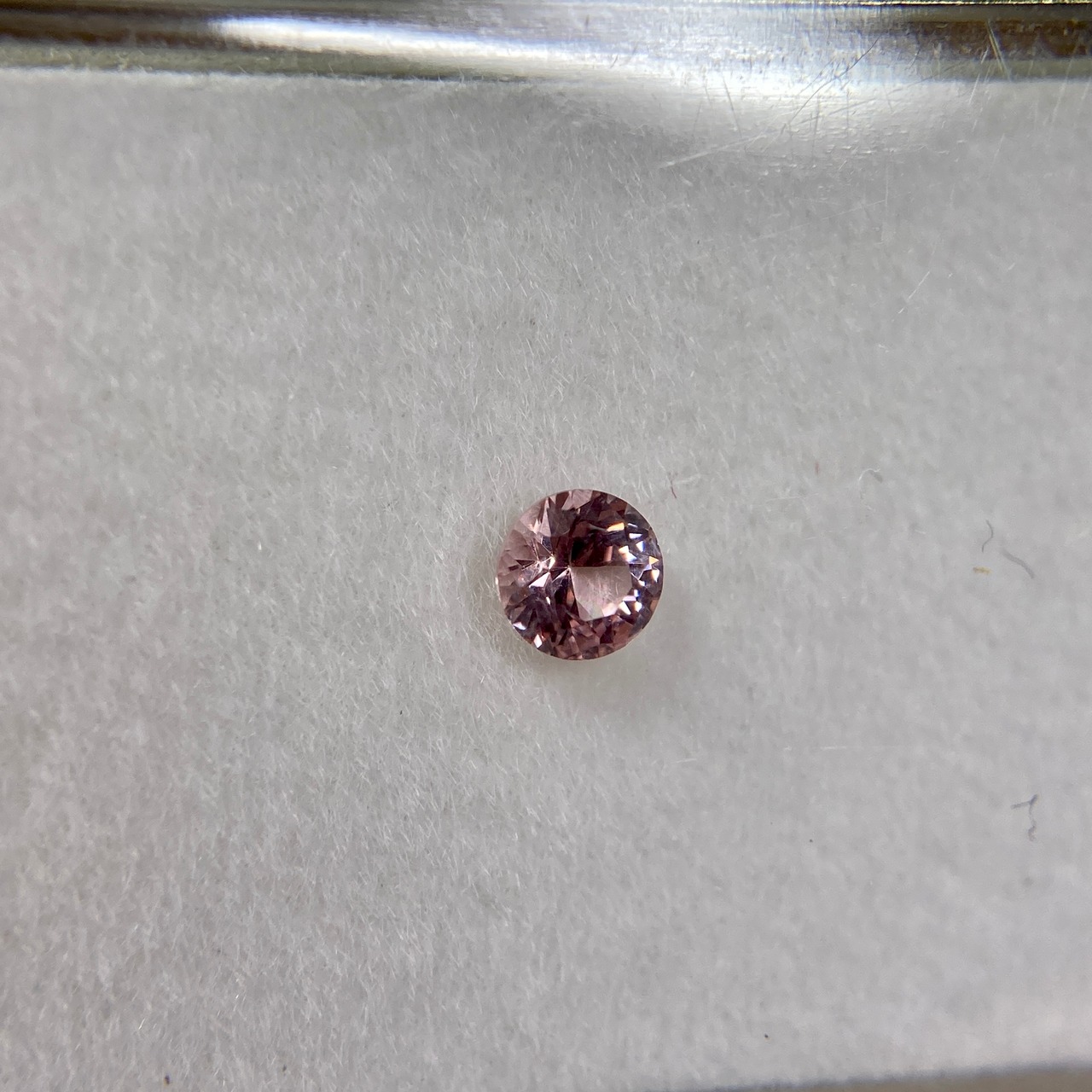 丸いスピネル  約3.3mm*2.1mm r-0269