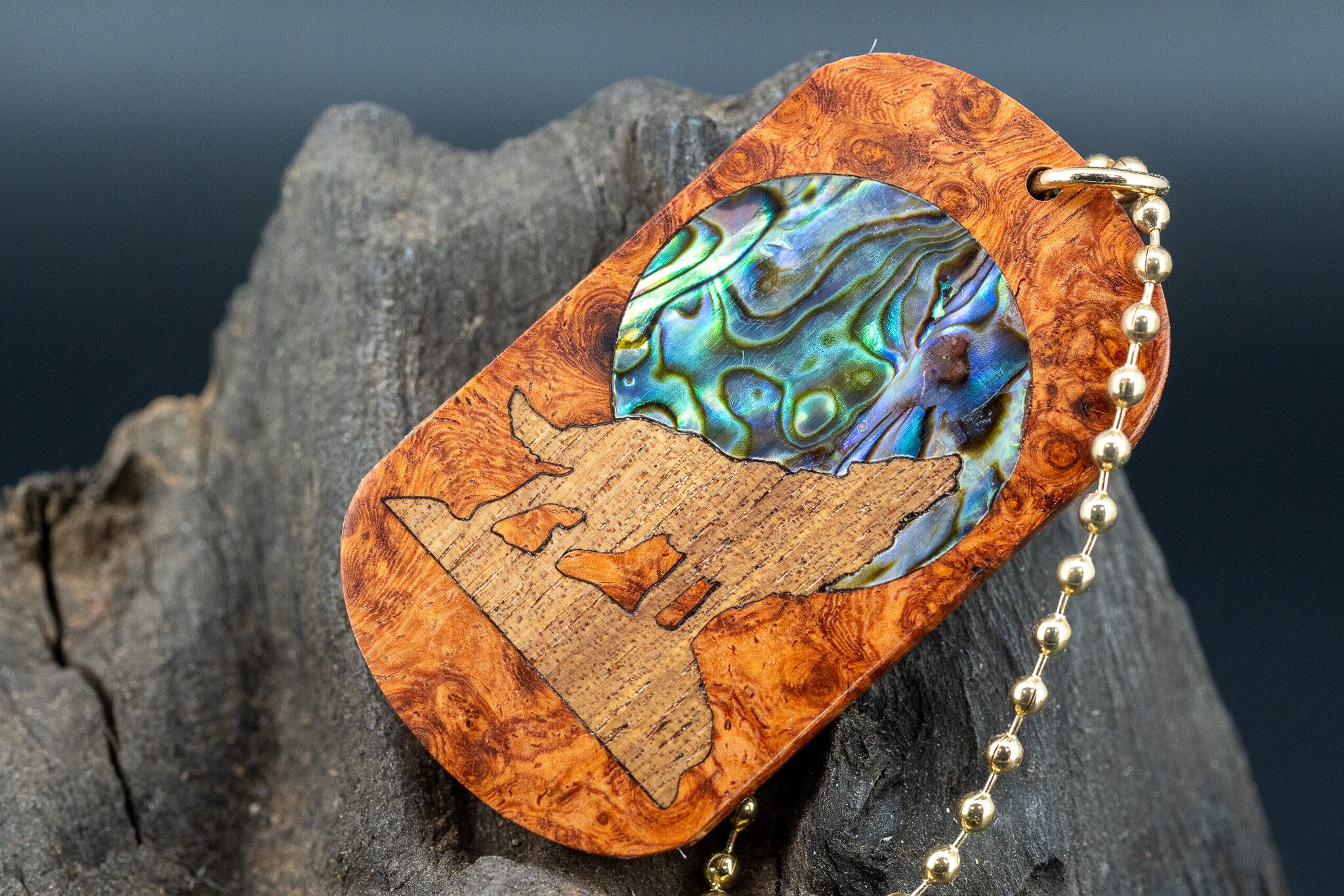 【朱色の銘木】 本花梨瘤 ドッグタグ 象嵌 月と狼