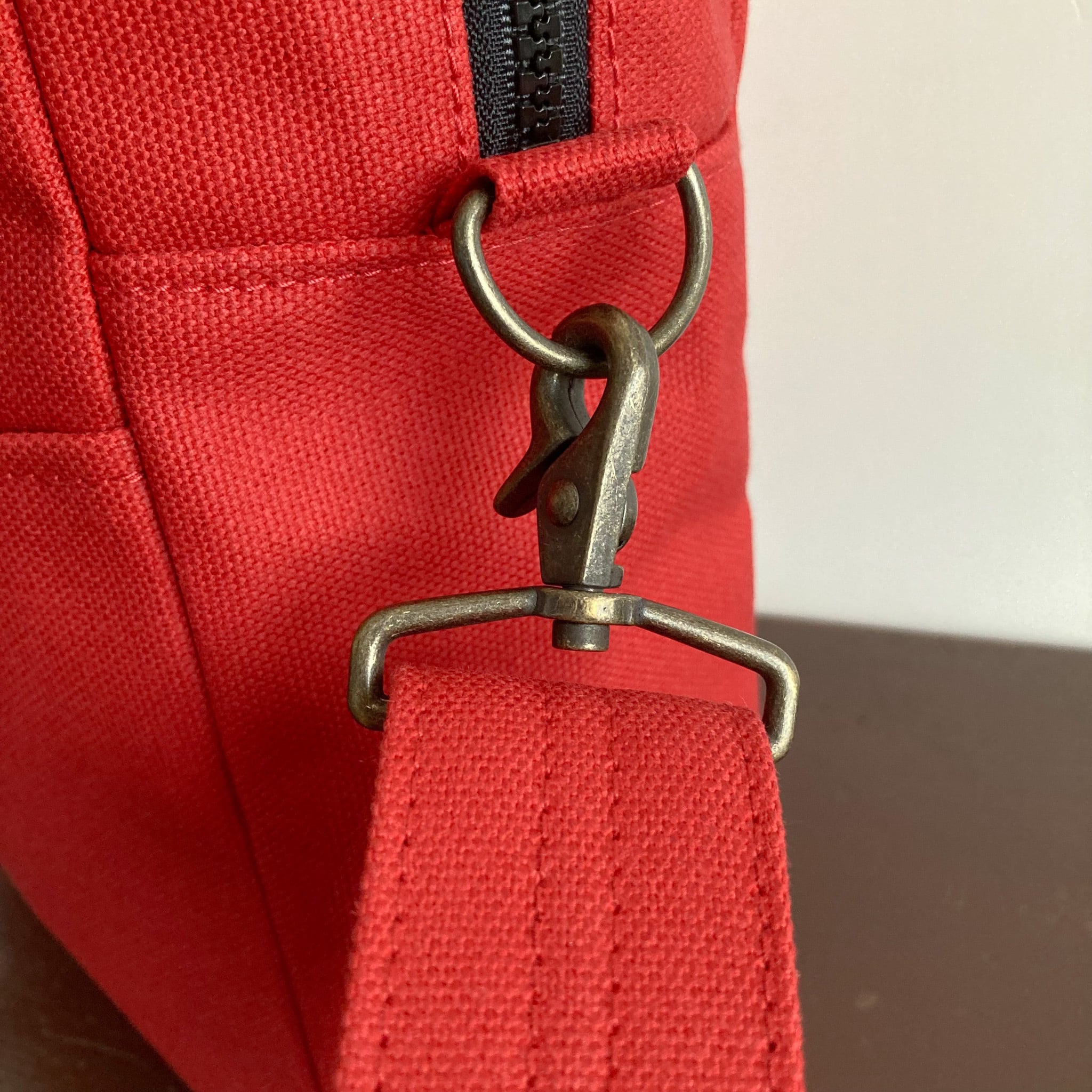 赤と白の帆 丸底プランプトート 赤 / 8号帆布 | aoya bags | シンプルで少し変わっ