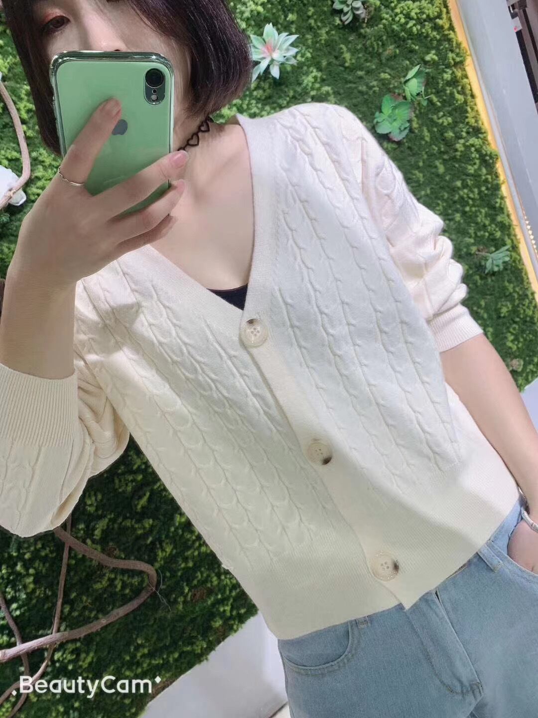 Vネックニットカーディガン