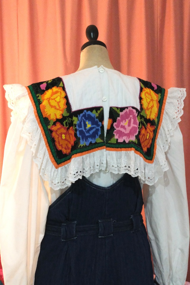 Folklore style foral embroidered blouse