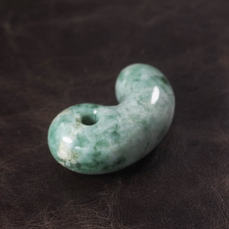 糸魚川翡翠 緑まだら まがたま 勾玉 22.5g Itoigawa Spotted Green