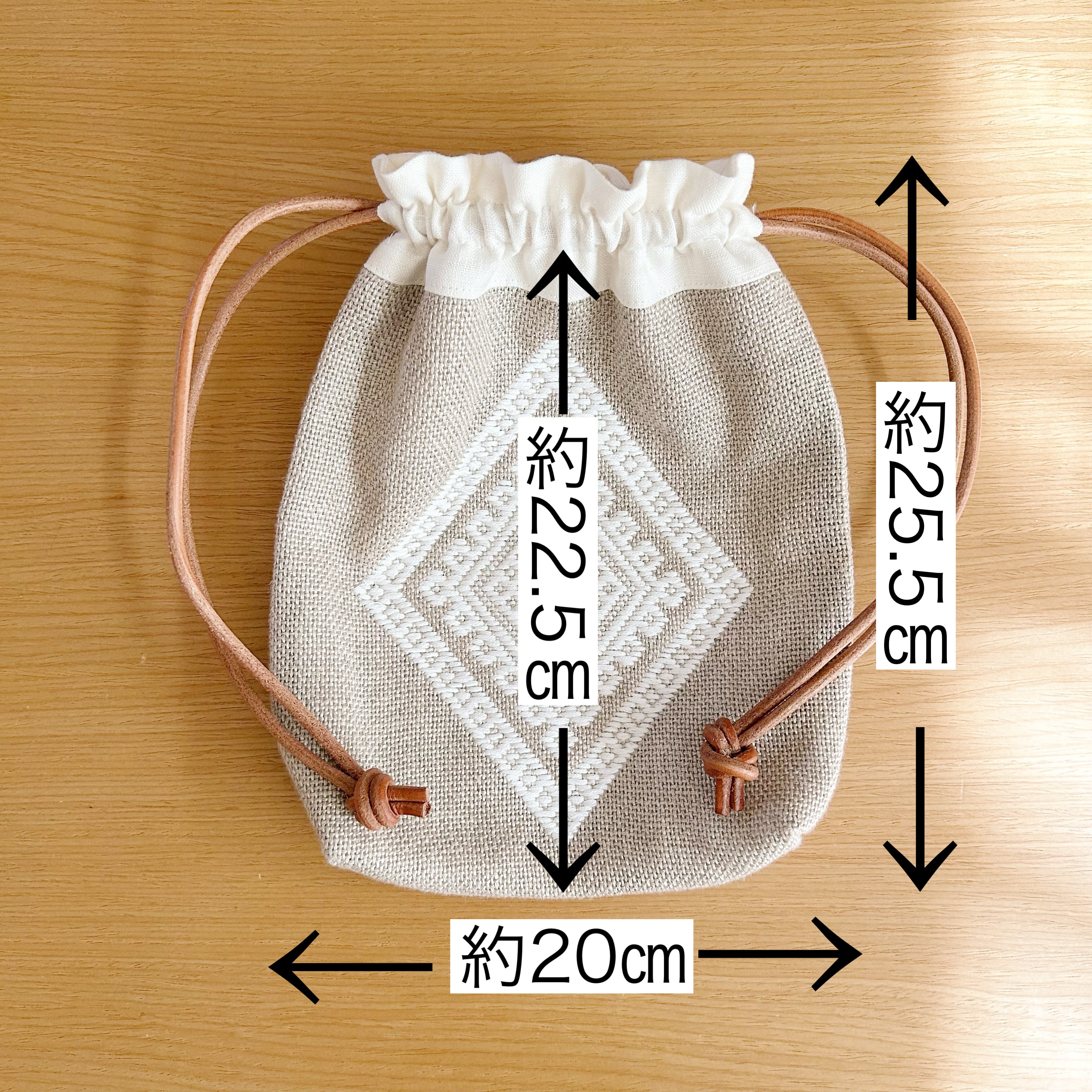 【箱付き・極美品】佐々木こぎん製作所 津軽こぎん刺し 巾着バッグ こぎん刺し巾着(白・べこ刺し) | こぎん刺しpetit＋ (プチプラス)