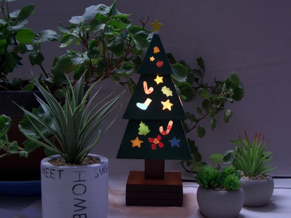 クリスマス提灯 関西国際空港KIXギャラリーに高さ約270cmのクリスマスツリー型