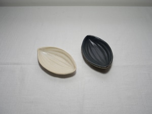 y-38. 石原ゆきえ 小皿(白化粧×白・グレー化粧×黒)