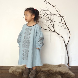 [ Kids ] ソロチカ刺繍のリネンギャザーワンピース -misty blue-