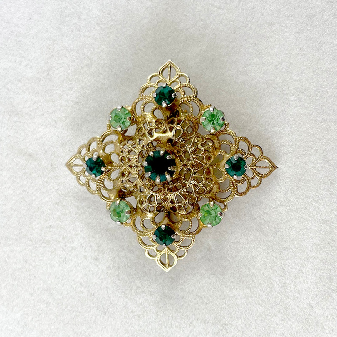 ブローチ　ヴィンテージ　透かし細工　色ガラス 17acf2