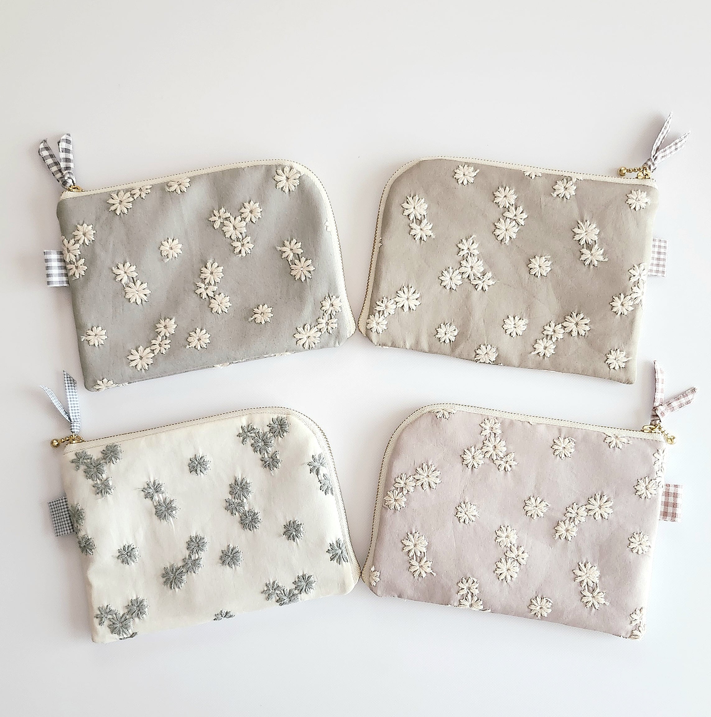 くすみカラー×デイジー刺繍のL字ファスナーポーチ/フラットポーチ/母子