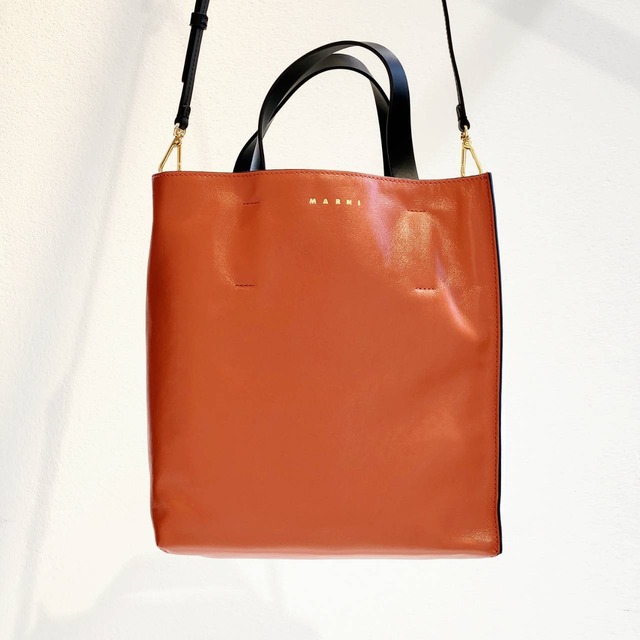 MARNI ブラウンとぺールブルーブラック タンブルレザー製MUSEO SOFTバッグ　SALE対象品