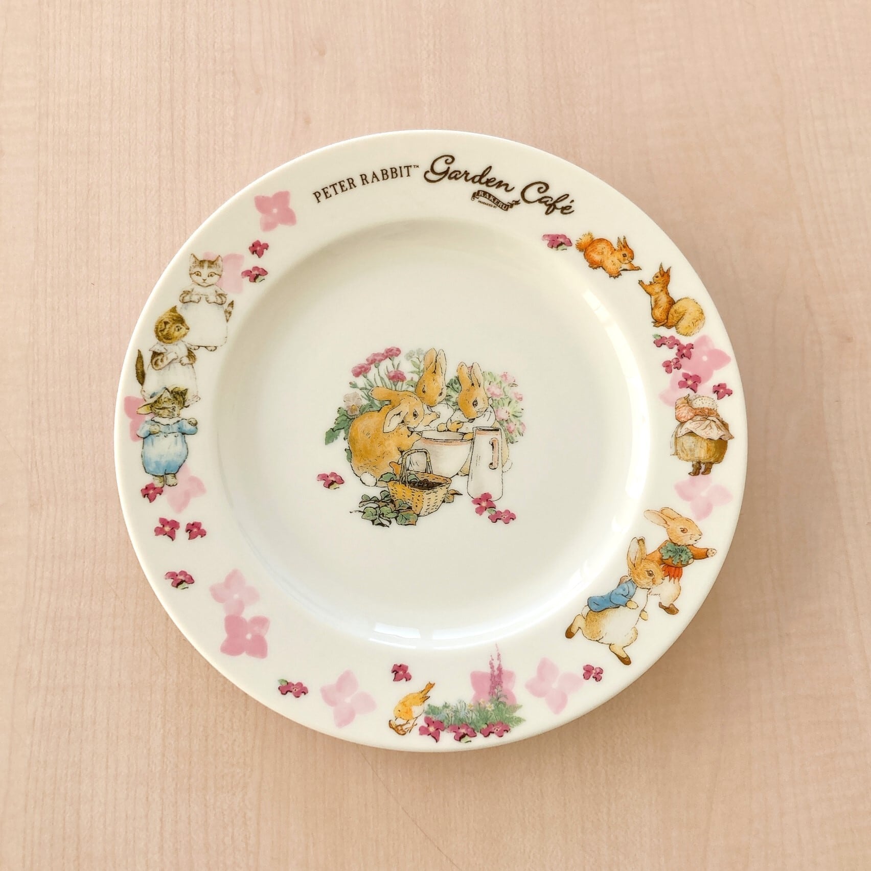 ピーターラビット™ガーデンカフェオリジナルプレート 19㎝】 | ラケル