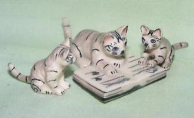 【送料無料】ミニチュアklima miniature porcelain animals grey mother cat and kittens with book k141