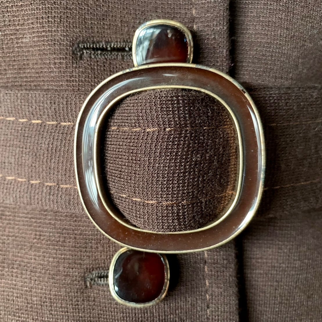 レトロなベルト付きダークブラウンコート | コルビジェ