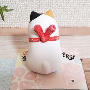これはかわいい！素焼き陶器の合掌猫(三毛・茶トラ・金)