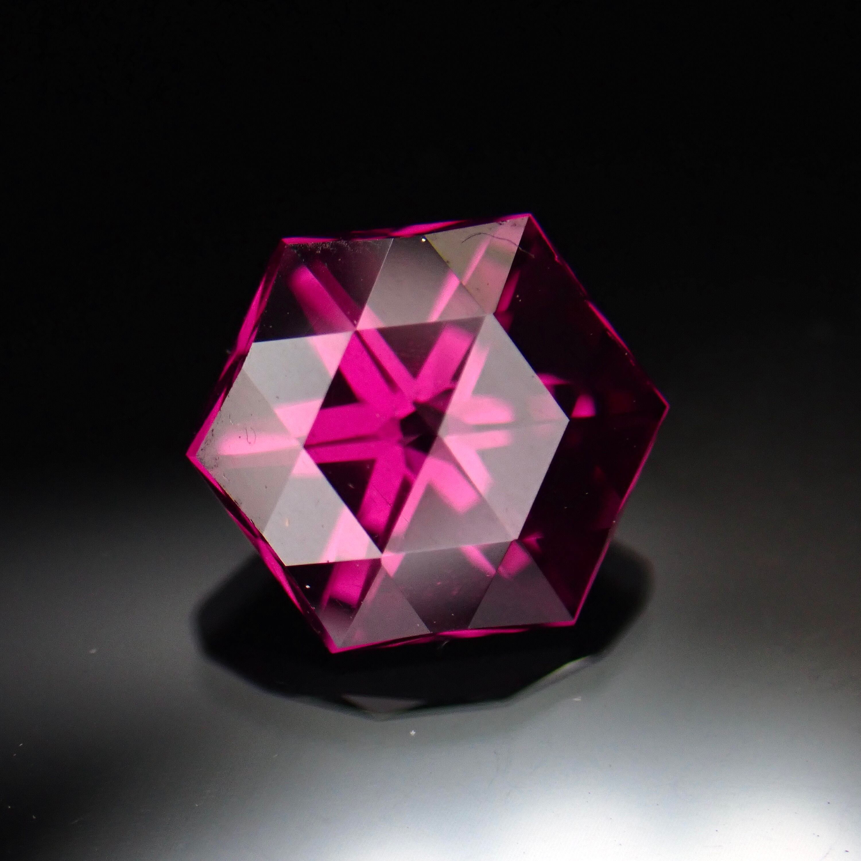 Original Cut】赤紫に浮かぶ六条星 1.7ct 天然ロードライト Original Cut】赤紫に浮かぶ六条星 1.7ct 天然ロードライト