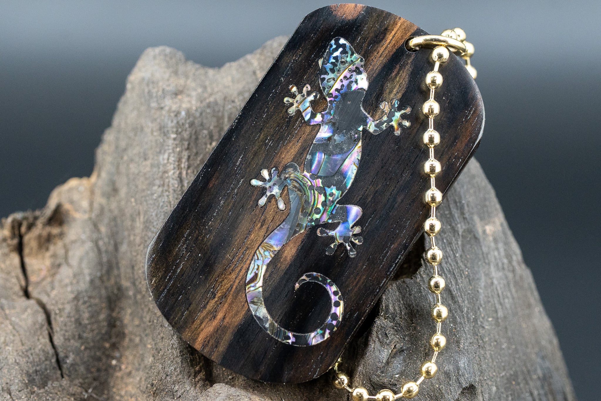 ※【 染色の美 】 ムンエボニー ドッグタグ 象嵌 木登りトカゲ