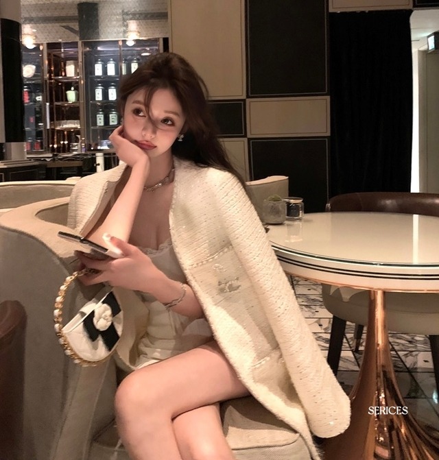 ビジューボタンノーカラーツイードジャケット