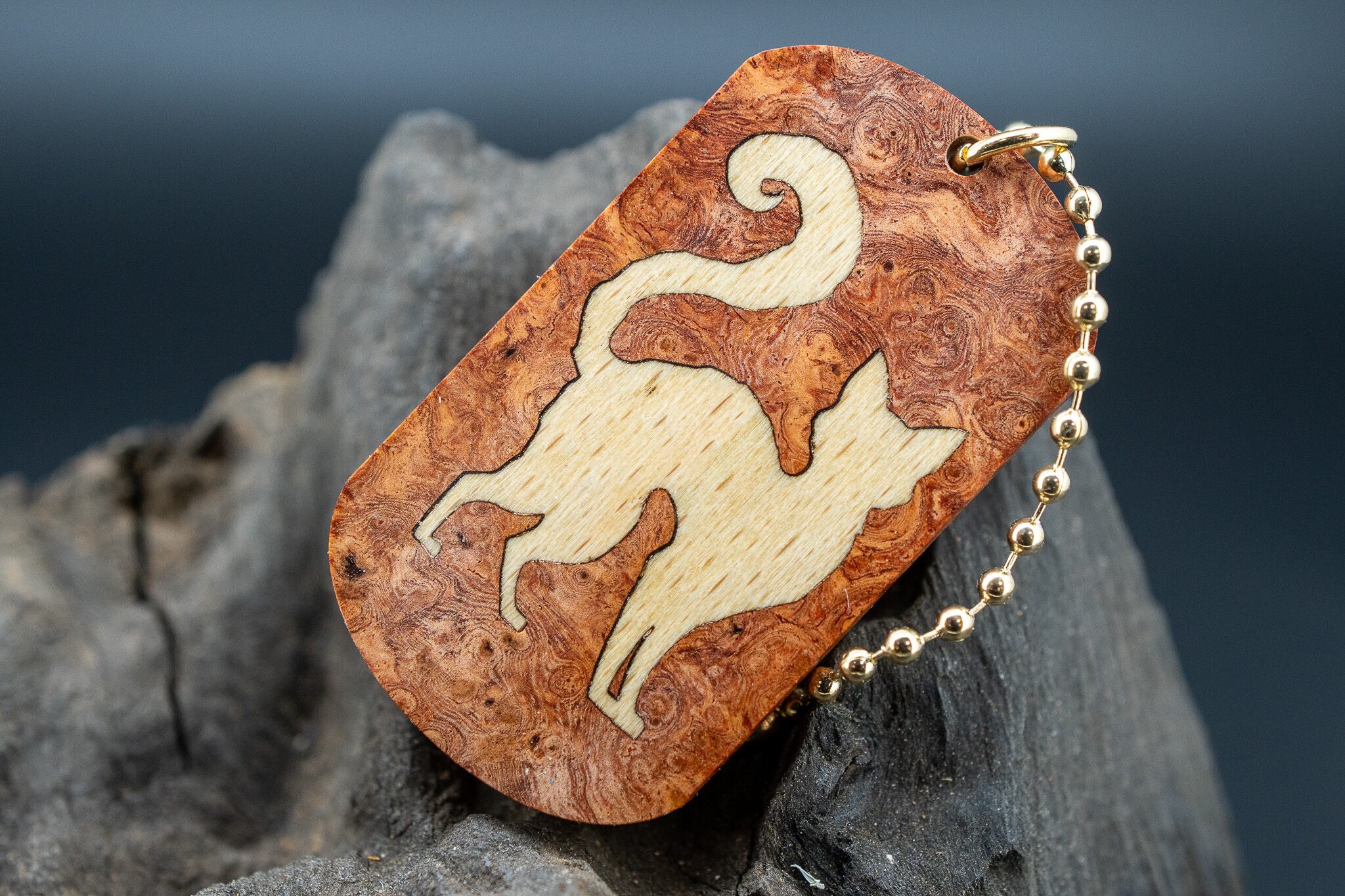 【朱色の銘木】 本花梨瘤 ドッグタグ 象嵌 探る視線