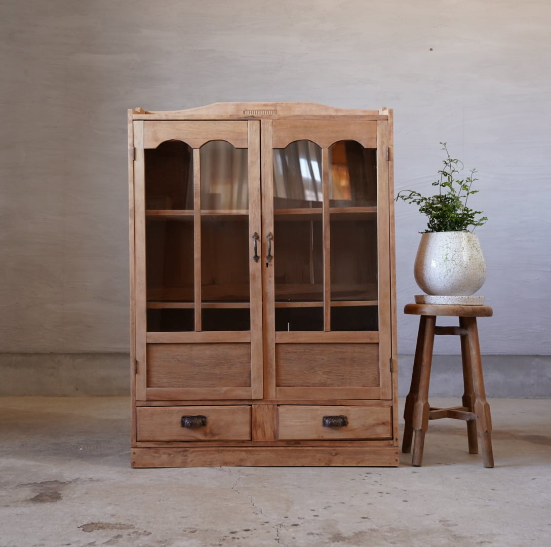 ナチュラルな木味のキャビネット