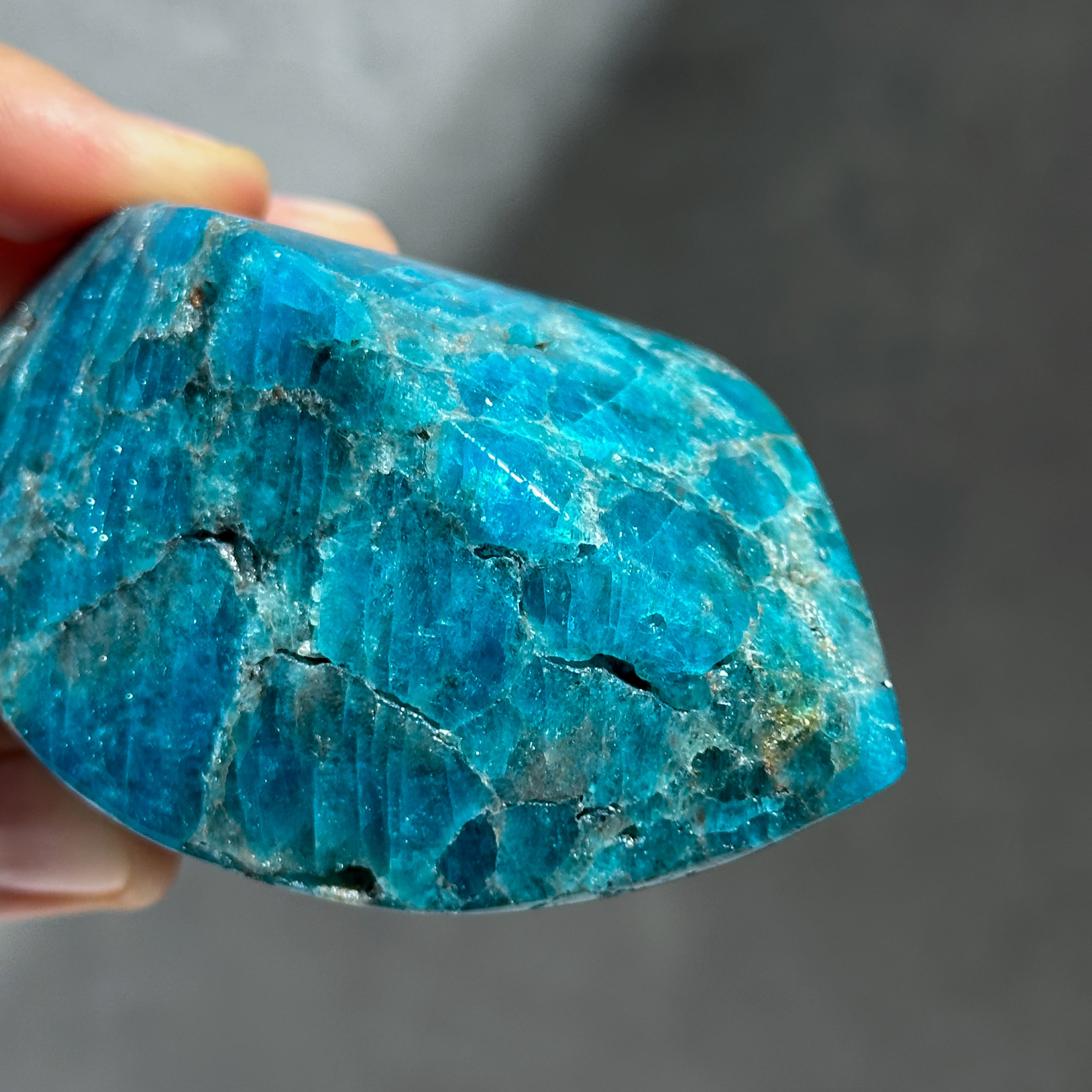 天然石　アパタイト アパタイト(apatite): ブラジル産の青の石。 青色透明の六角柱状