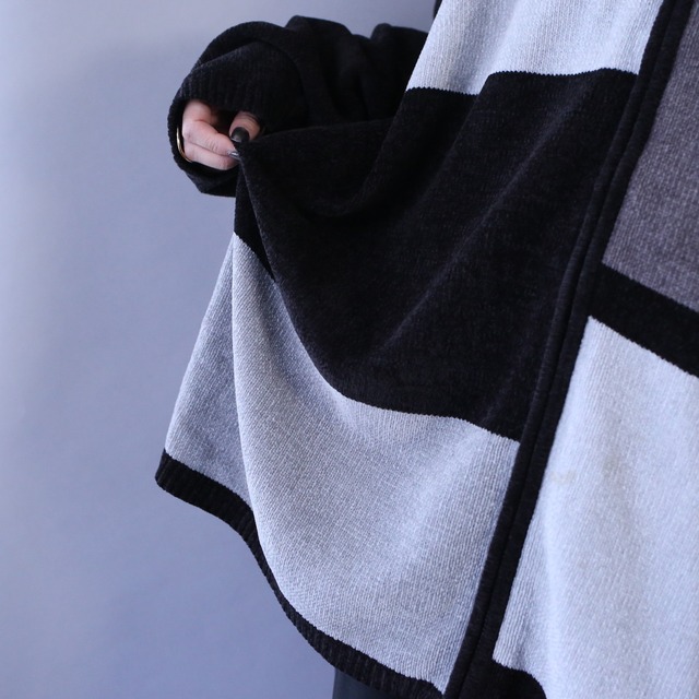 monotone coloring square pattern over silhouette full-zip knit jacket