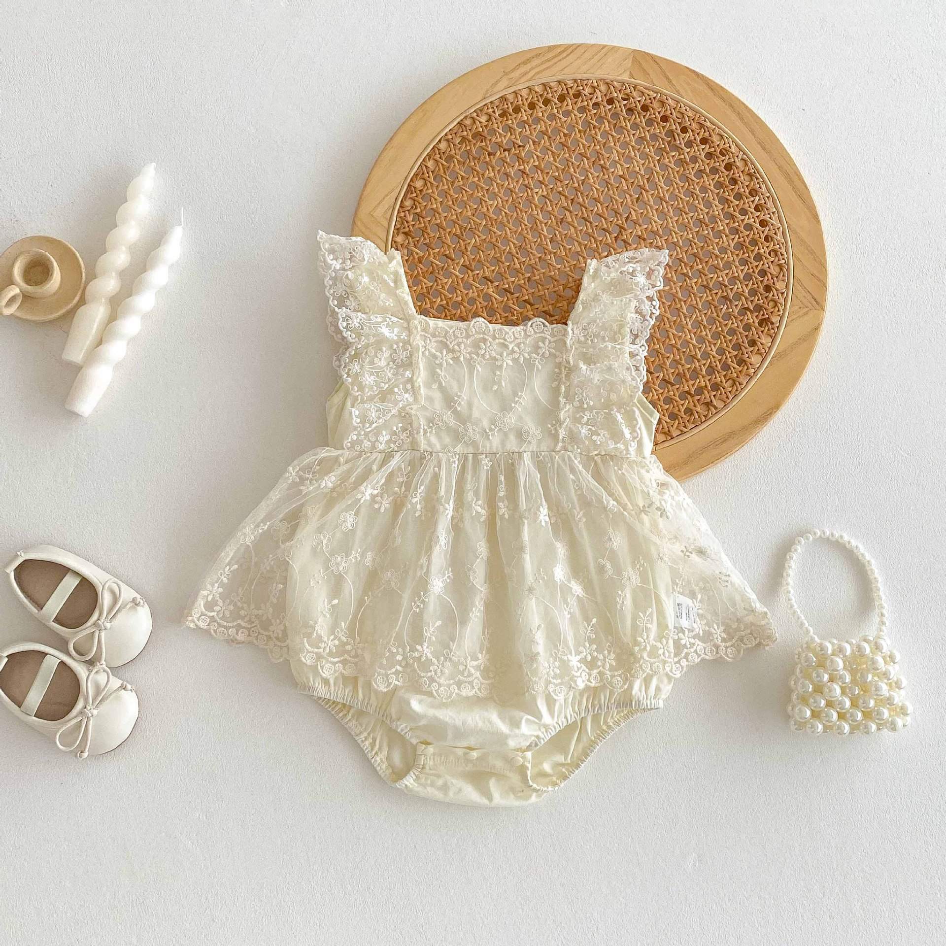 生成りレースロンパース