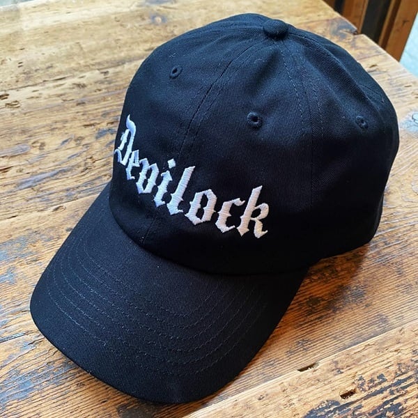 再入荷】DEVILOCK デビロック「OLD ENGLISH CAP」ローキャップ ストラップバックキャップ 帽子 黒 ブラック ロゴ 刺繍  ベースボール サイズ調整可 スカル ドクロ ハードコア メンズ レディース ストリート UK パンク ロック PUNK ROCK バンド フェス  ギフト無料 ステージ ...