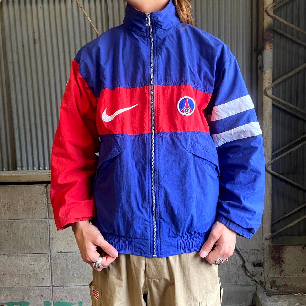 90年代 NIKE PREMIER ナイキ PSG パリサンジェルマン ロゴワッペン ナイロンジャケット メンズM相当 古着 90s ヴィンテージ  ビンテージ 切り替え トリコロールカラー スウォッシュロゴ刺繍 【ナイロンジャケット】【ALL15】【AL2110】 | cave