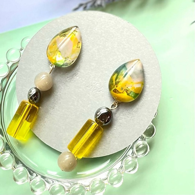 " EARRING NO.0-3034″イエローペイントガラスとグレー淡水パールのイヤリング