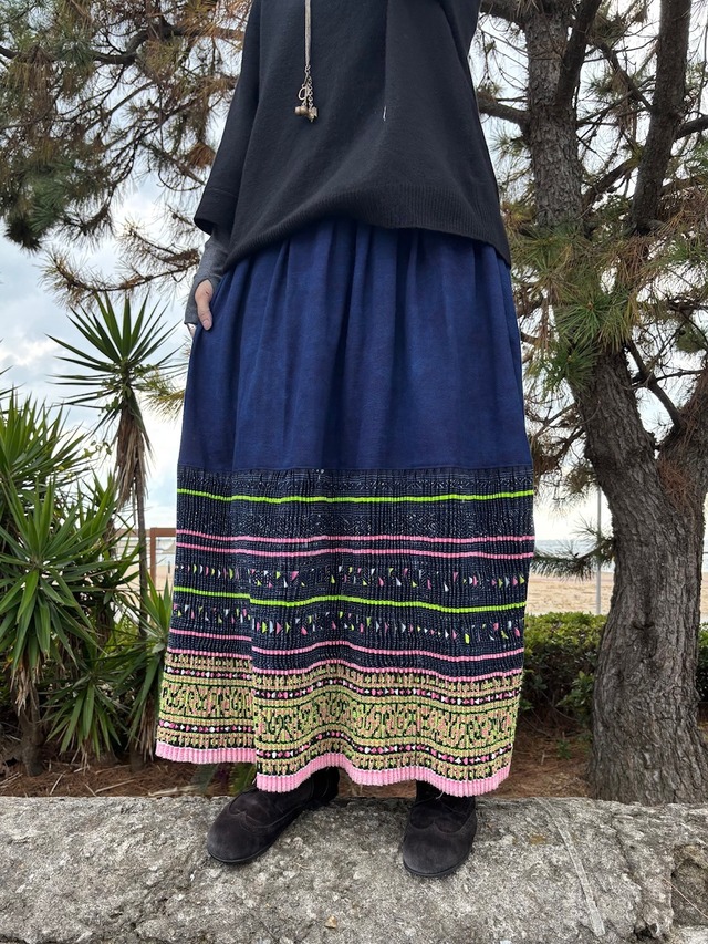 タイ モン族スカート 068 ピンク ロング 裾ボリューム 贅沢に巻きスカート1枚使用 藍染布 手刺繍 bamiオリジナルパターン