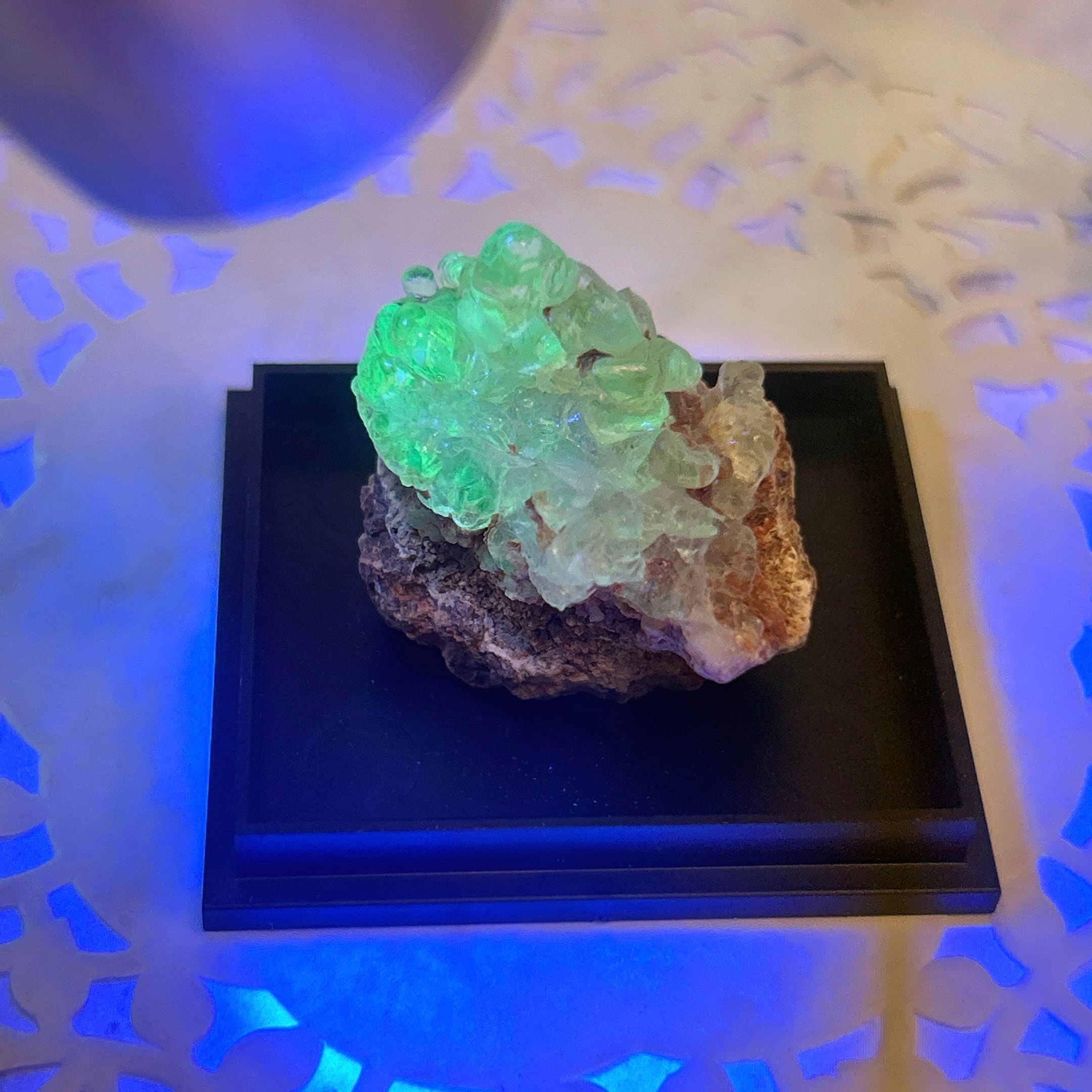 19733】 蛍光鉱物 玉滴石 ハイアライト オパール 天然石 鉱物 原石