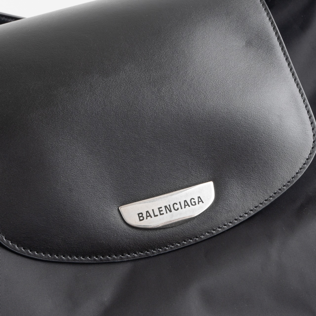 バレンシアガ ジュネーヴ ラージ ショルダーバッグ ブラック ナイロン レザー AW24