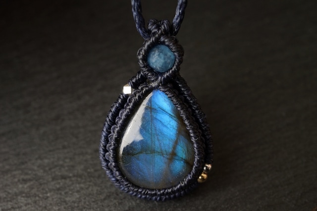 ブルーラブラドライトのマクラメネックレス - 静響 -【一点物】