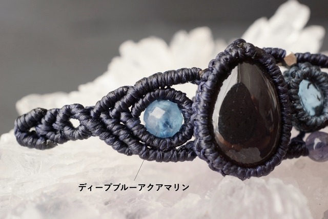 宝石質ブラックラブラドライト＆インディゴブルーカイヤナイトのマクラメブレスレット - 深海 -【一点物】
